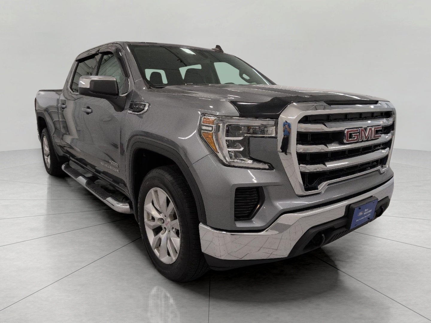 2019 GMC Sierra 1500 4WD Crew Cab 147 SLE in Satin Steel Metallic — front three-quarter view