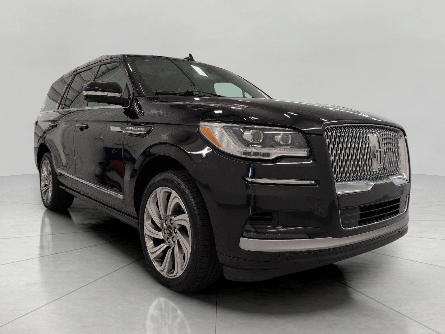 2023 Lincoln Navigator Reserve 4x4 in Infinite Black Metallic Clearcoat — front three-quarter view